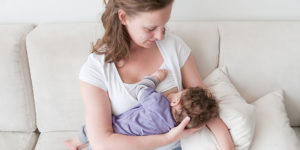 moeder geeft baby borstvoeding