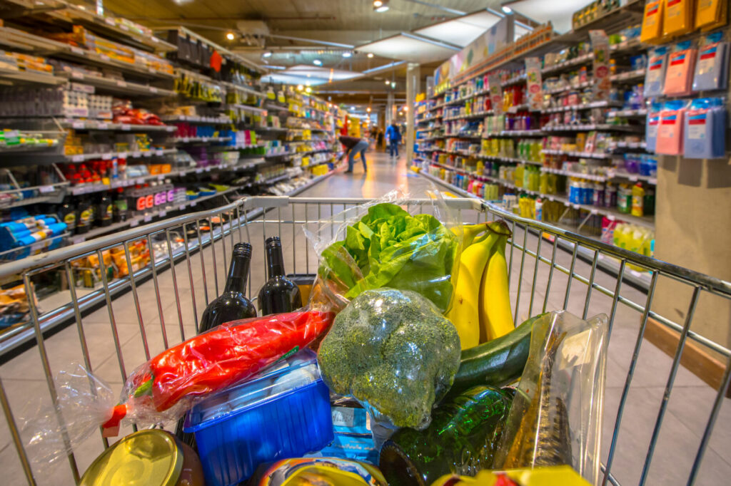 Een boodschappen wagen in de supermarkt.