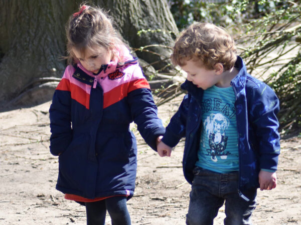 Foto 2 spelende kinderen in een bos