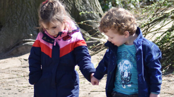 Foto 2 spelende kinderen in een bos