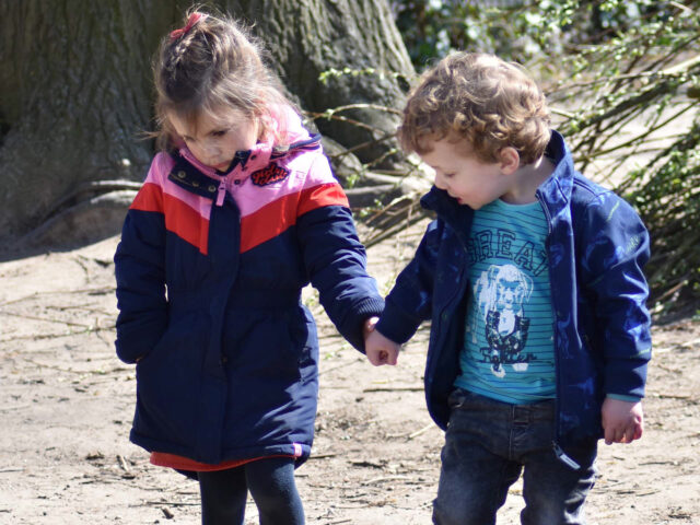 Foto 2 spelende kinderen in een bos