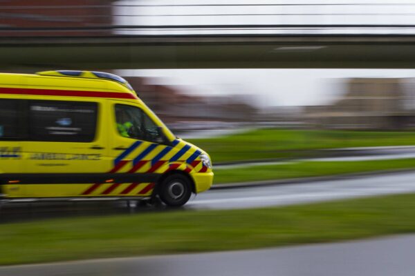 Ambulance rijdt naar ongeluk