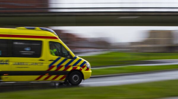 Ambulance rijdt naar ongeluk