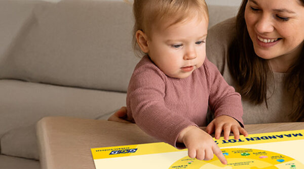 Moeder en kind met een Kijk Mij! Praatplaat