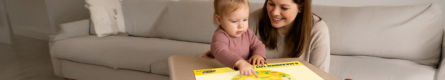 Moeder en kind met een Kijk Mij! Praatplaat