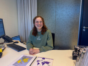 Foto verpleegkundige Reizigerszorg die achter haar bureau zit