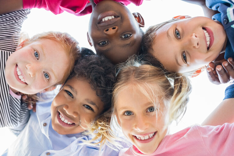 Kinderen kijken naar de camera onder hen.