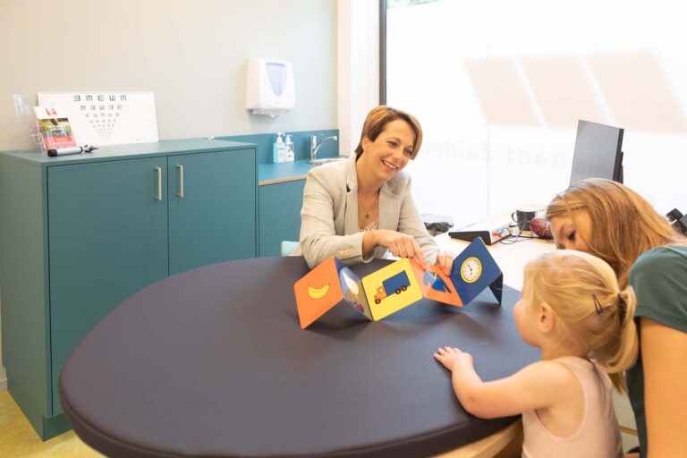 Moeder en kind bezoeken consultatiebureau
